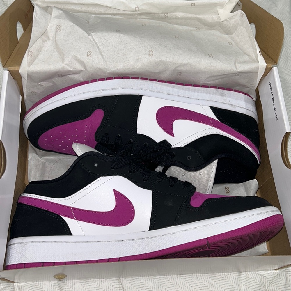 women air jordan 1 low black and magenta size 10